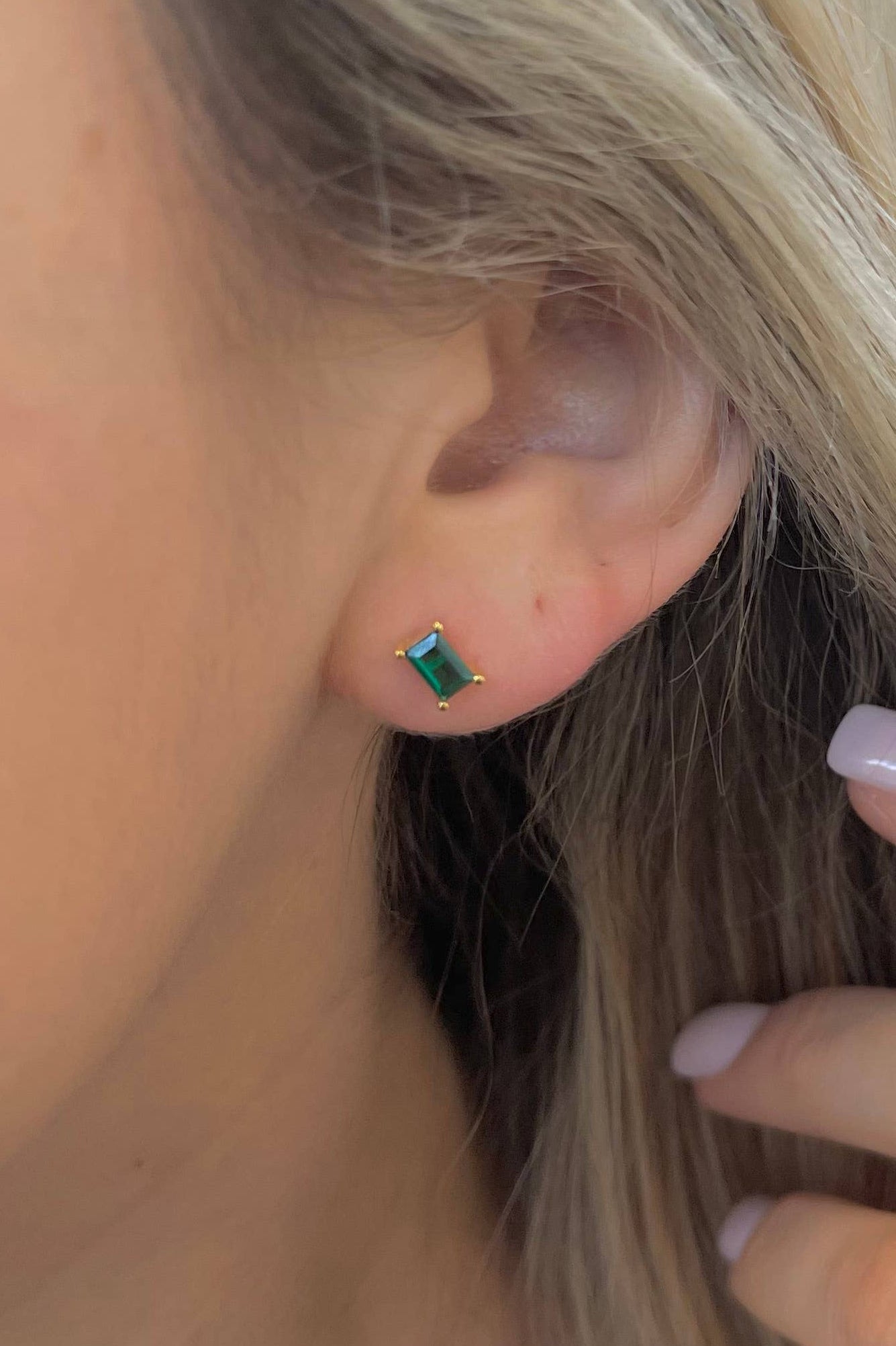 emerald stud earrings
