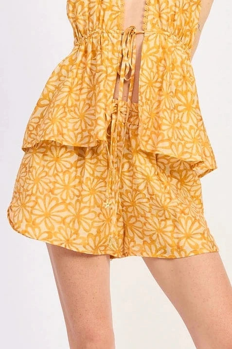 Woman wearing a yellow floral short 